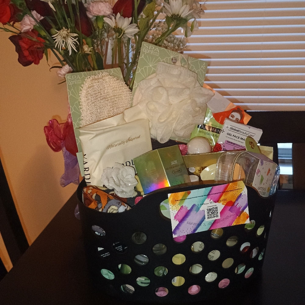 Spa Gift Basket with Assorted Beauty Products Women's Luxury Spa Day Anniversary - Picture 3 of 4